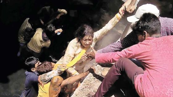 Inde : une députée du BJP chute dans un drain de 10 mètres