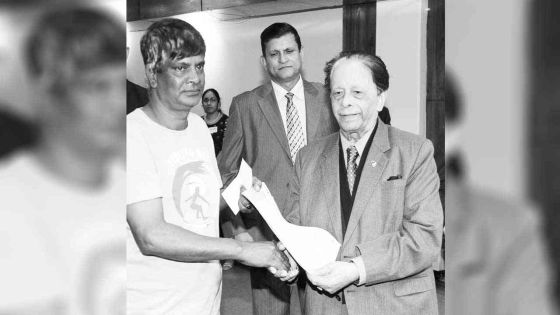 Ex-Riche Terre Land settlement: Prime Minister hands over title deeds to planters