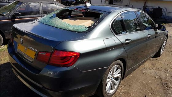 [Vidéo] Quatre-Bornes : un homme lance une brique sur la voiture du maire