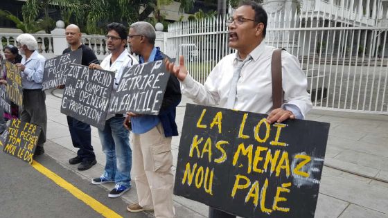 Amendements à la Protection from Domestic Violence Act: SOS Papa manifeste devant le Parlement