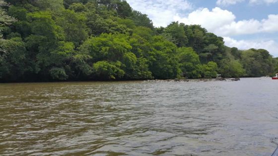 Un bateau chavire à GRSE : deux enfants et une policière meurent noyés