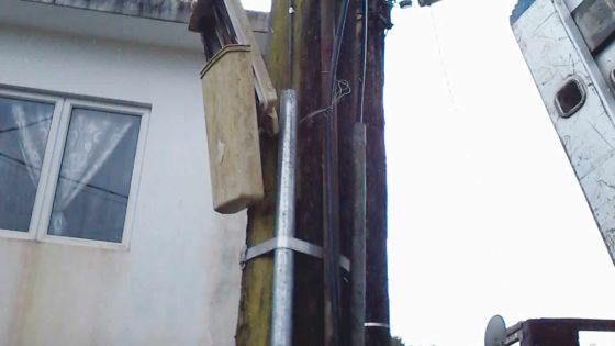 Devant le garage d’un habitant de Triolet: un pylône de MT obstrue le passage