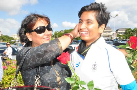 Vaisseau naval indien Mhadei: un équipage 100 % féminin débarque à Maurice