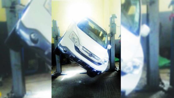 À cause du défaut présumé d’un lift: des mécaniciens ont failli être écrasés sous une voiture