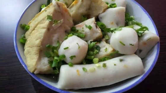 Saveurs et chaleur avec le bouillon de boulettes