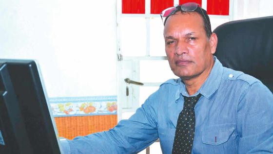 Rajah Madhewoo contestant la carte biométrique: « Merci d’avance de verser un peu d’argent sur mon compte »