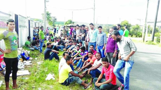 Leur dortoir n’a pas de salle de bains: des ouvriers bangladais de l’Est contraints de faire leur toilette en plein air