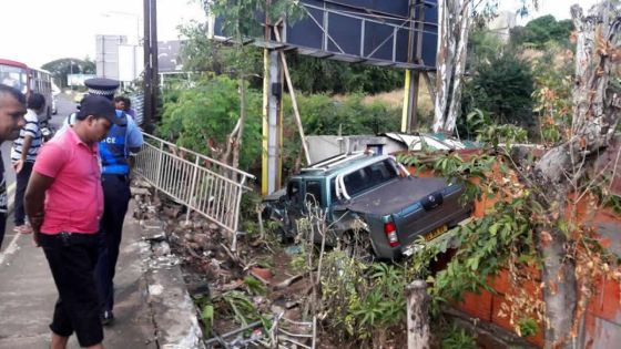 À Petite-Rivière: un 4x4 atterrit sur une maison