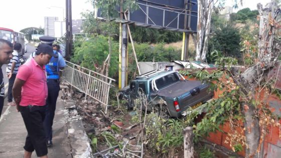 Petite-Rivière : un 4x4 termine sa course contre une maison