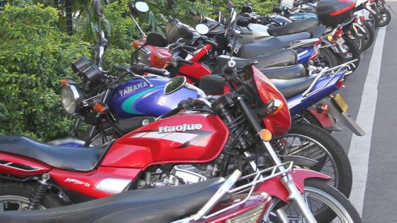 Aux Casernes centrales: le délai pour passer le permis moto irrite les candidats