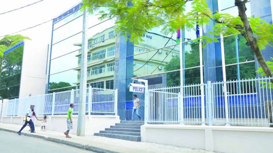 Au poste de police de Flacq: soumis de force à une parade d’identification par... téléphone