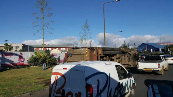 Phoenix : un camion de ramassage d’ordures se renverse