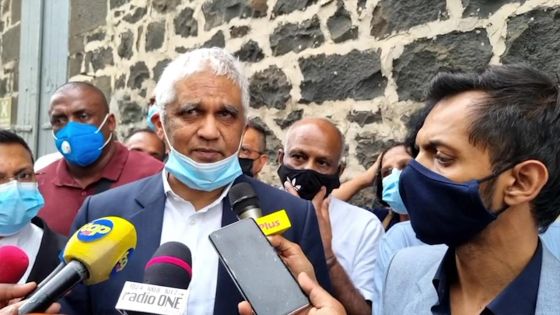 «Rassemblement illégal» : Rama Valayden et Raouf Khodabaccus arrêtés et relâchés sur parole