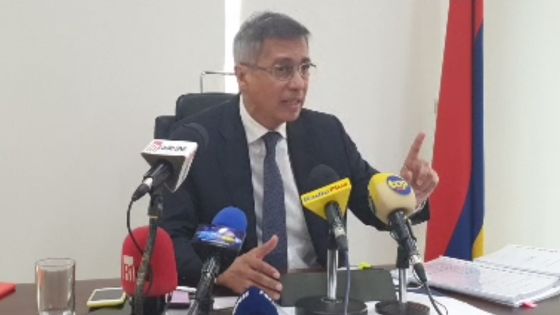 Xavier-Luc Duval face à la presse