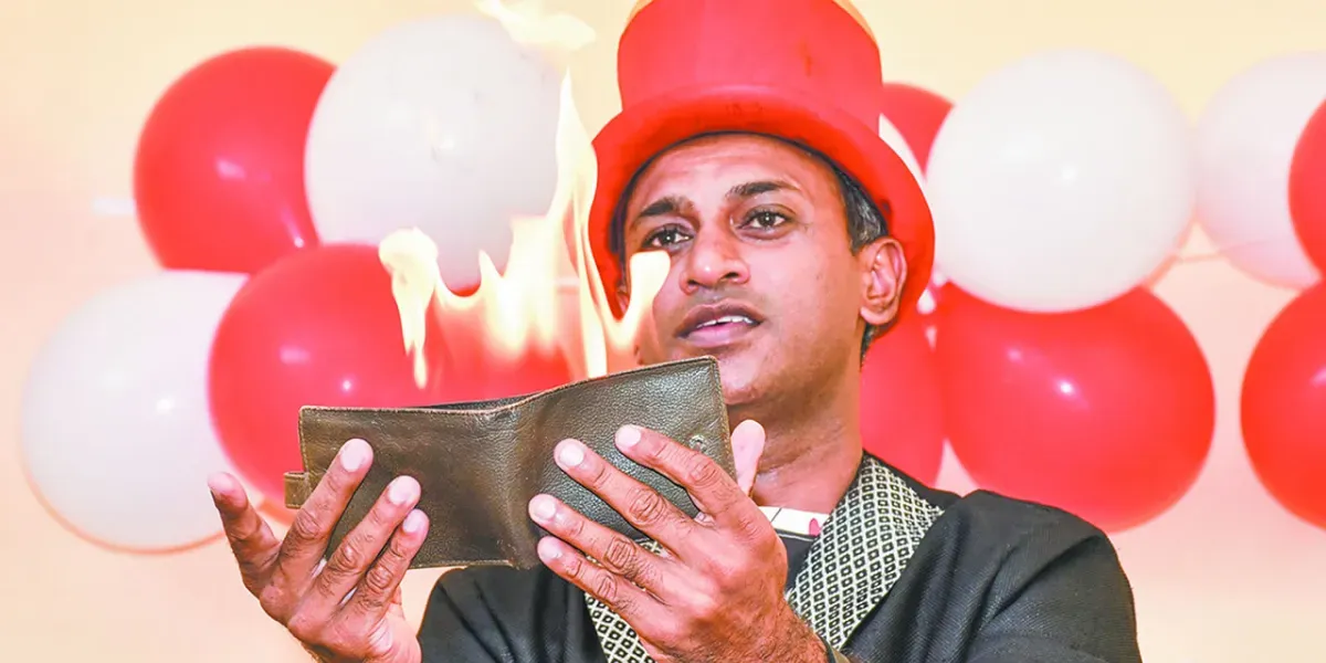 Des tours de magie ont émerveillé les enfants, leur arrachant sourires et éclats de rire.