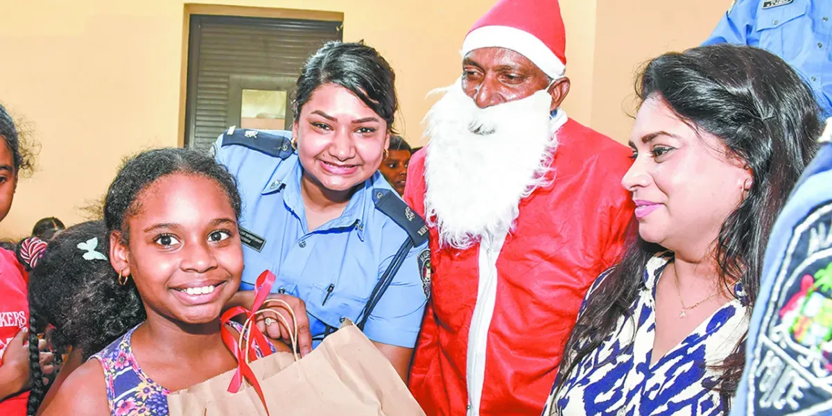 Le Père Noël procède à la distribution des cadeaux aux enfants.