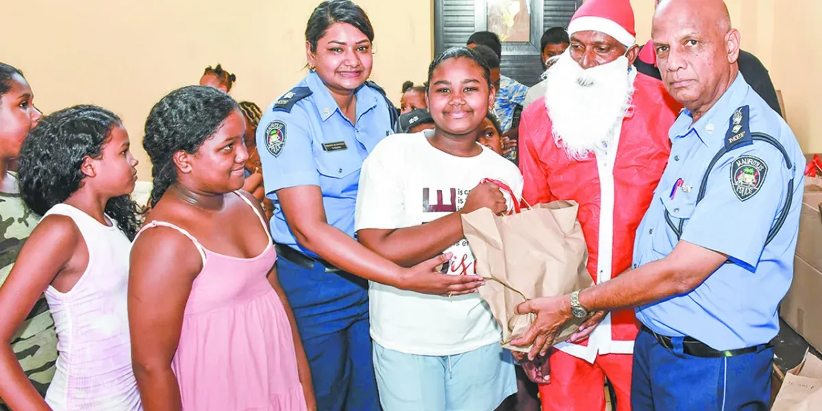 Le Père Noël procède à la distribution des cadeaux aux enfants.