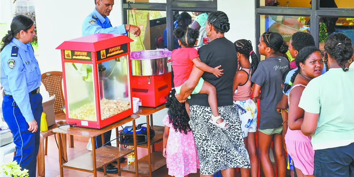 Popcorn et barbes à papa distribués gratuitement, pour le plaisir des petits comme des grands.