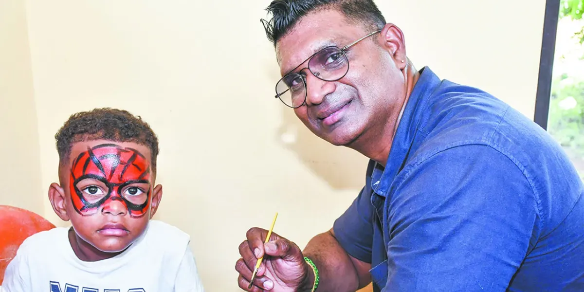 Le face painting, réalisé par le caricaturiste de la police, a illuminé les visages des enfants.