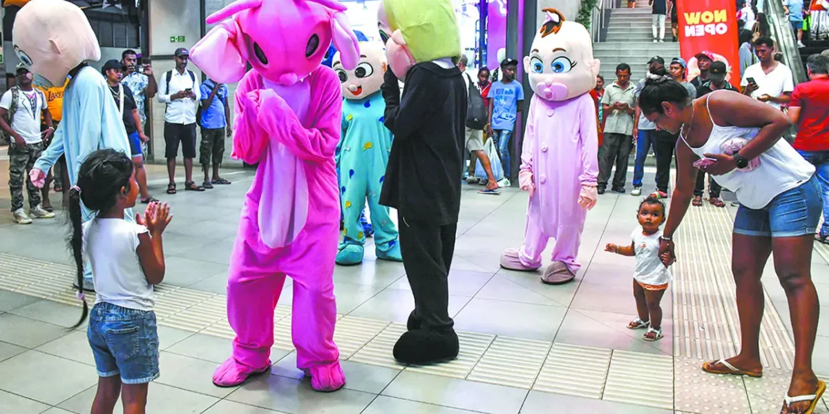 Sous un soleil de plomb, la fièvre des achats ne faiblit pas