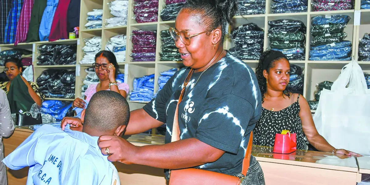 Sous un soleil de plomb, la fièvre des achats ne faiblit pas