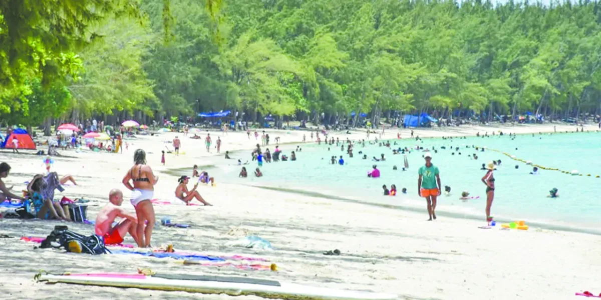 Sous un soleil de plomb, la fièvre des achats ne faiblit pas