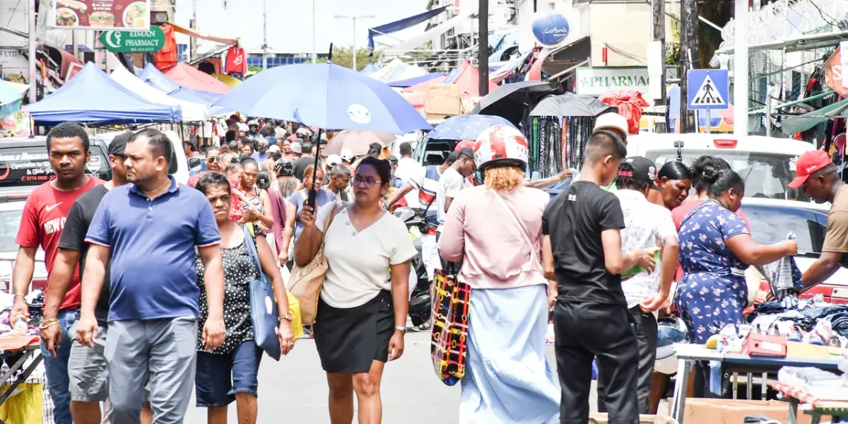 Achats de dernière minute pour Noël dans la rue Farquhar, à Port-Louis.