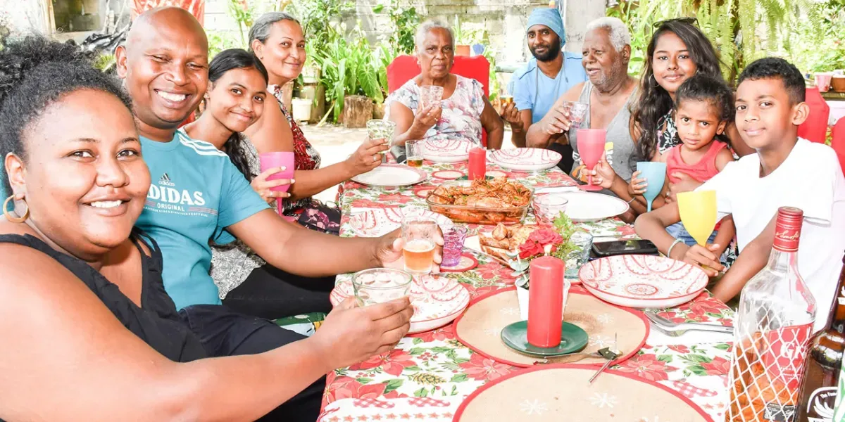La famille Tave, de Mont Roches, partage le repas de Noël avec ses aînés.