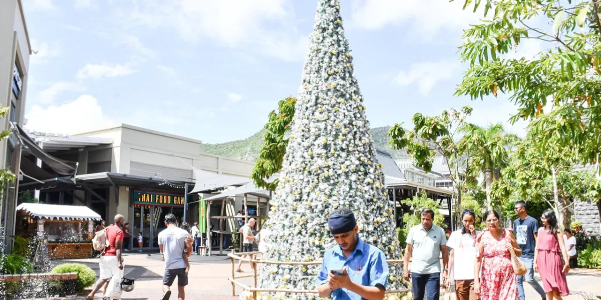 Ambiance de fête à Bagatelle : les centres commerciaux attirent toujours les foules.