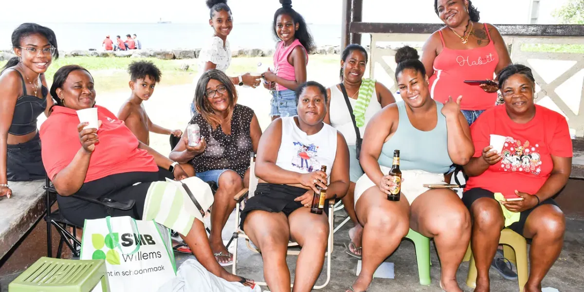 Les Raphaël, de Roche-Bois et Baie-du-Tombeau, profite d’un temps ensoleillé pour célébrer Noël sur la plage de Pointe-aux-Sables. 
