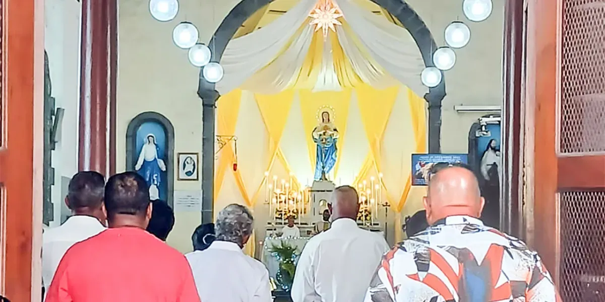 Les fidèles, attentifs et recueillis, lors de la messe de Noël à l’église St Cœur de Marie, à Petite-Rivière.