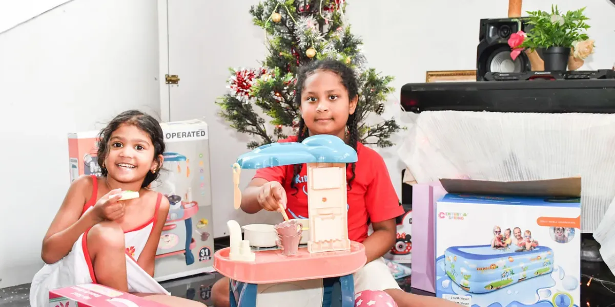 Les sourires de Kiara et Juliana Duprès à Tranquebar en découvrant leurs cadeaux de Noël.