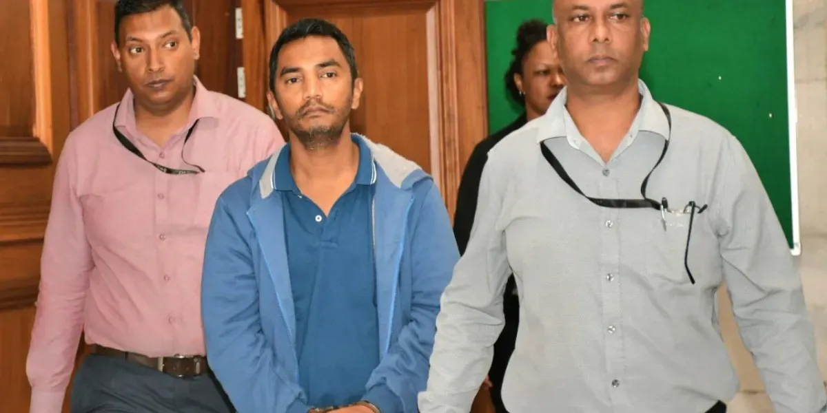 [En images] Allégations de maldonne l’ex-directeur de Planet FM, Arvind Nilmadhub, en cour de Port-Louis