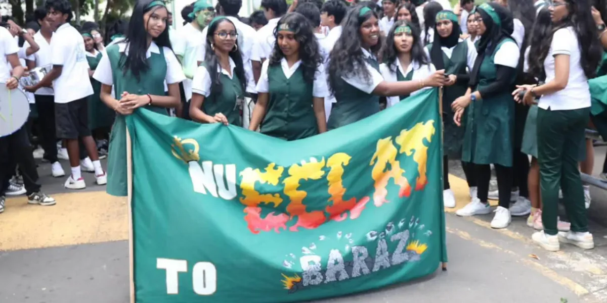 Arrivée des lauréats du Queen Elizabeth College