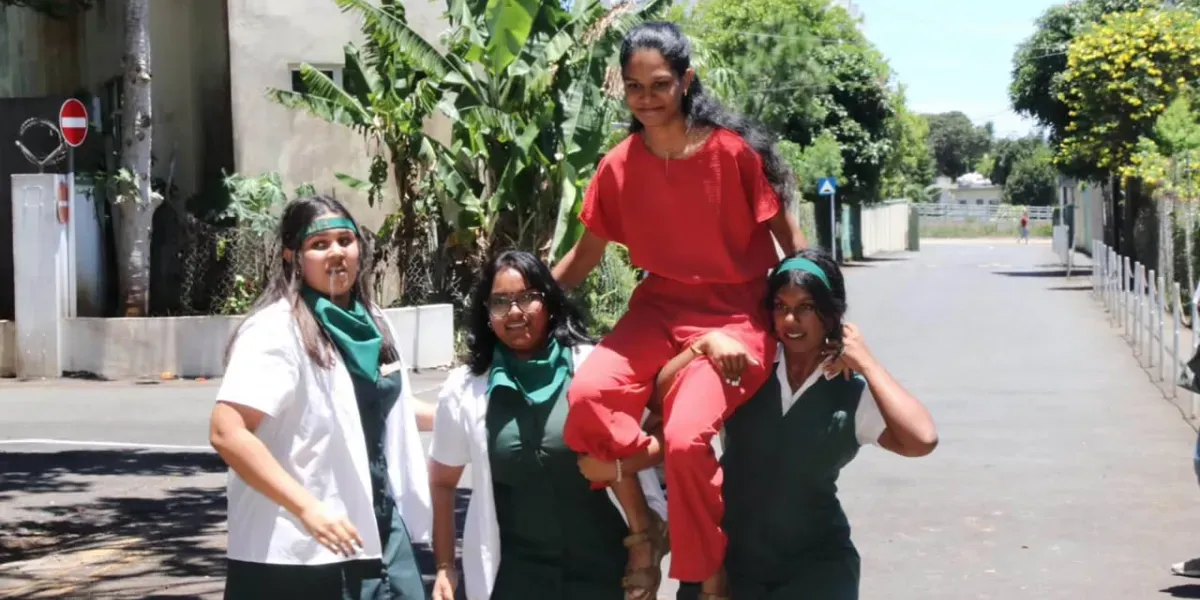 Arrivée des lauréats du Queen Elizabeth College