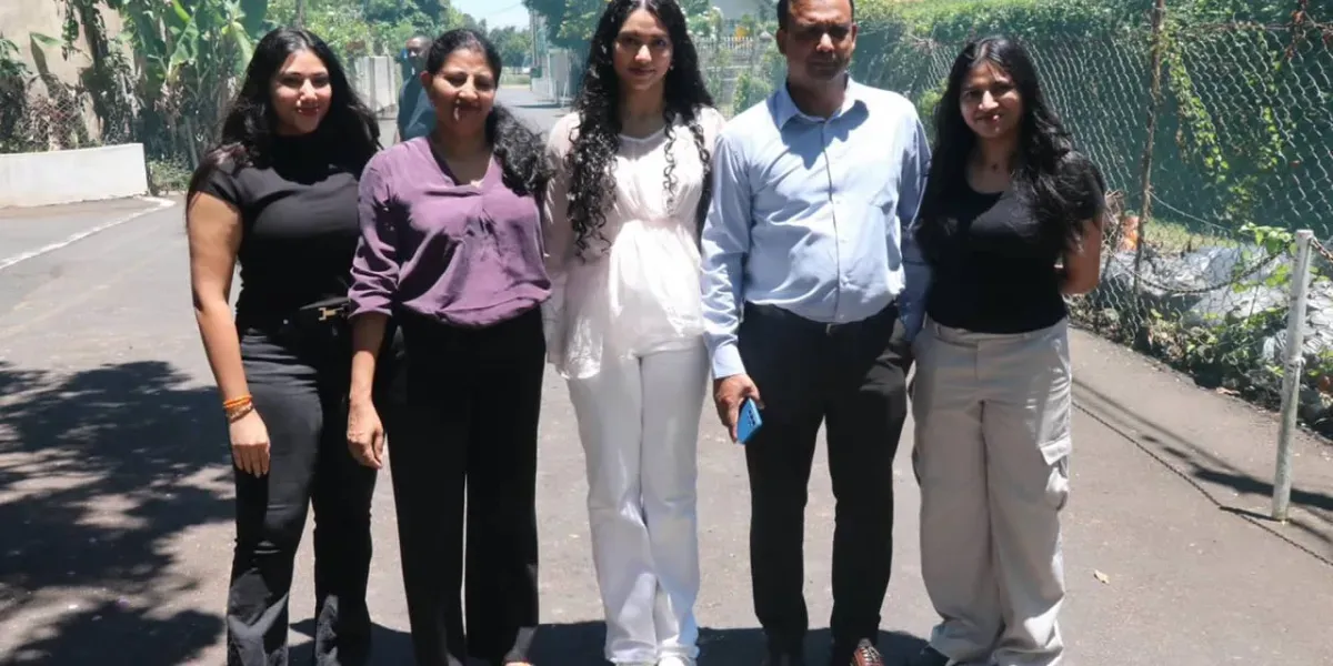 Arrivée des lauréats du Queen Elizabeth College