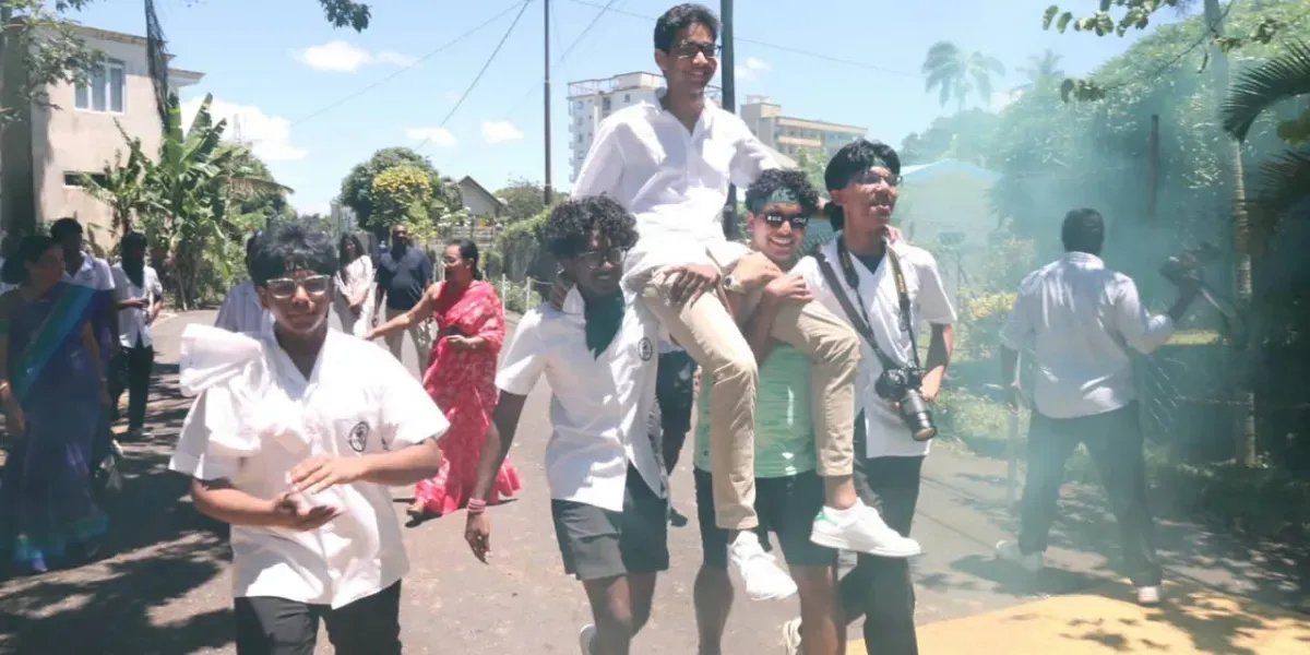 Arrivée des lauréats du Queen Elizabeth College