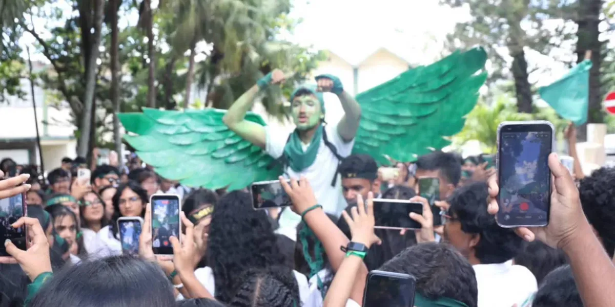 Arrivée des lauréats du Queen Elizabeth College