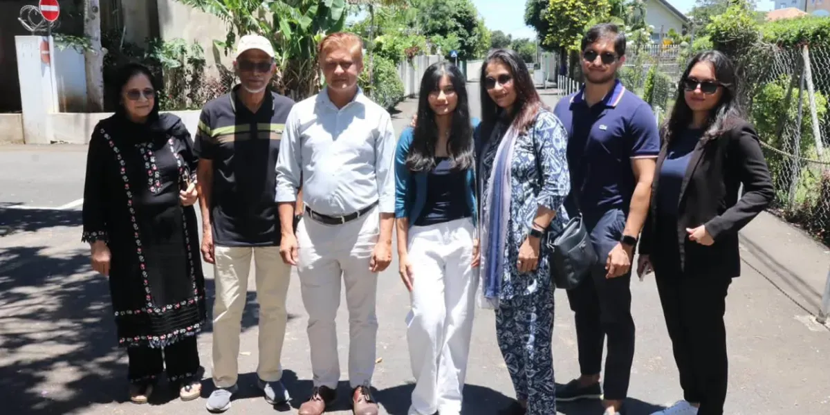 Arrivée des lauréats du Queen Elizabeth College