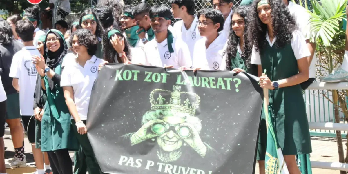 Arrivée des lauréats du Queen Elizabeth College