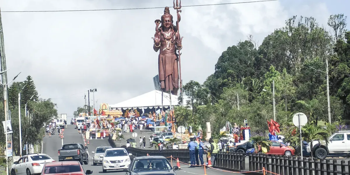 À l’entrée de Grand-Bassin se dresse le gardien de ce lieu sacré : la statue de Shiva, imposante et protectrice, accueillant les pèlerins dans une atmosphère empreinte de spiritualité.