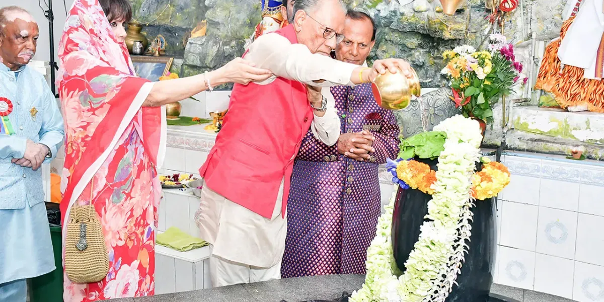 Navin Ramgoolam et son épouse étaient présents à Grand-Bassin ce mercredi soir, venus se recueillir au lac sacré aux côtés des fidèles.