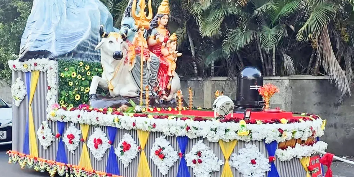 Les kanwars sont nombreux sur les routes menant à Grand-Bassin. Construits avec soin et créativité, ils reflètent des idées originales et un savoir-faire impressionnant.