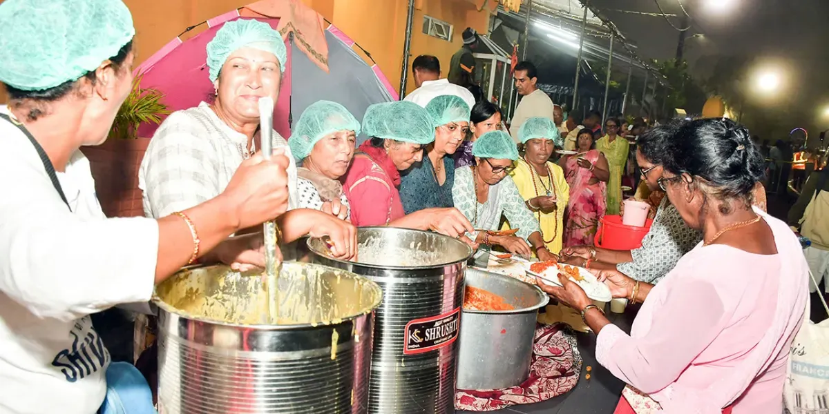 Sous les tentes improvisées ou dans des espaces aménagés le long des routes, chacun contribue selon ses moyens afin de soutenir les pèlerins tout au long de leur parcours.
