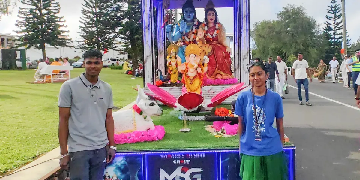 Lors du pèlerinage, nombreux sont ceux qui immortalisent ces moments en prenant des photos souvenirs, témoins d’une expérience spirituelle forte. 