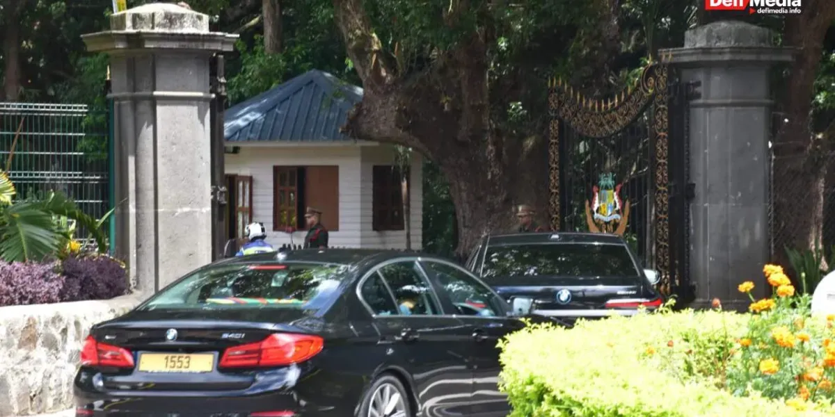 [En images] State House  Paul Bérenger soumet sa lettre de démission au président de la République