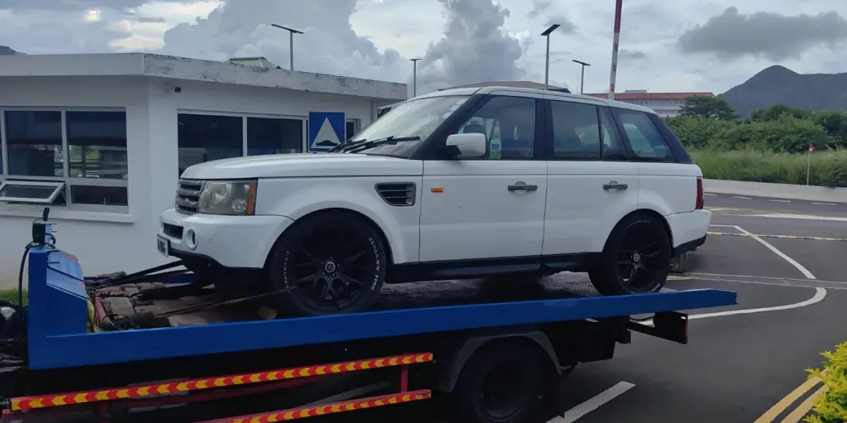 Blanchiment d’argent présumé sur fond de trafic de drogue  sacs d’argent et véhicules saisis