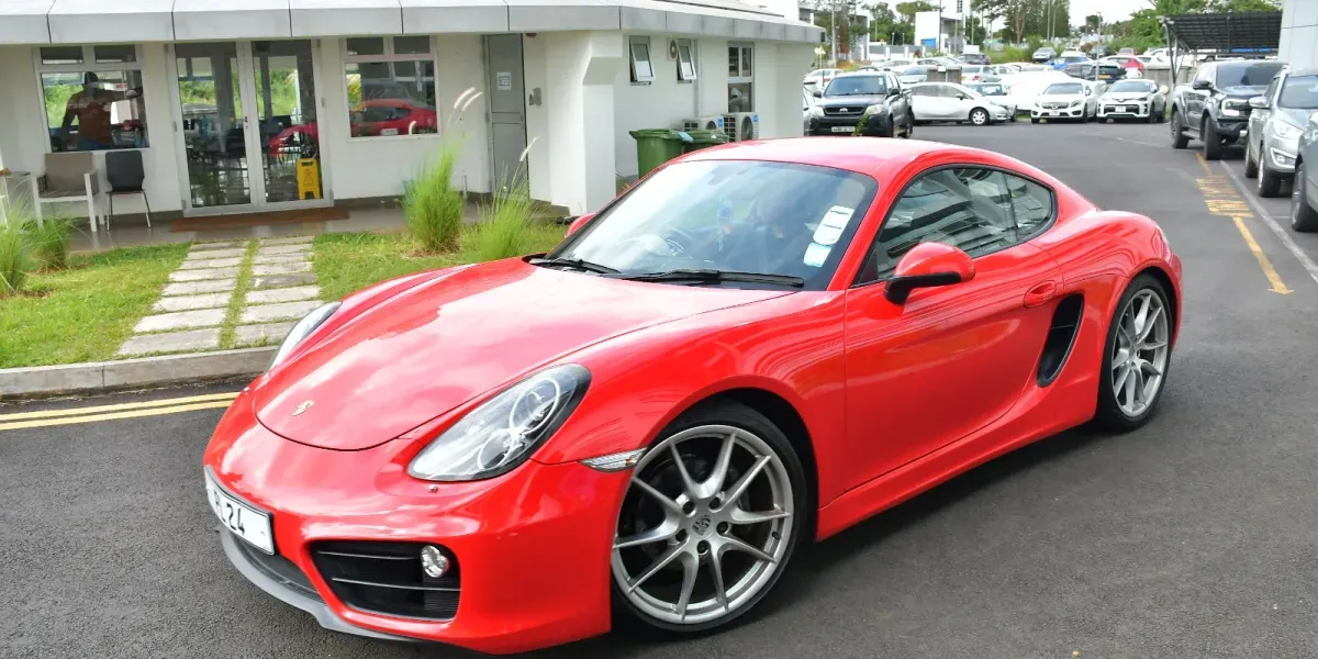 Blanchiment d’argent présumé sur fond de trafic de drogue  sacs d’argent et véhicules saisis