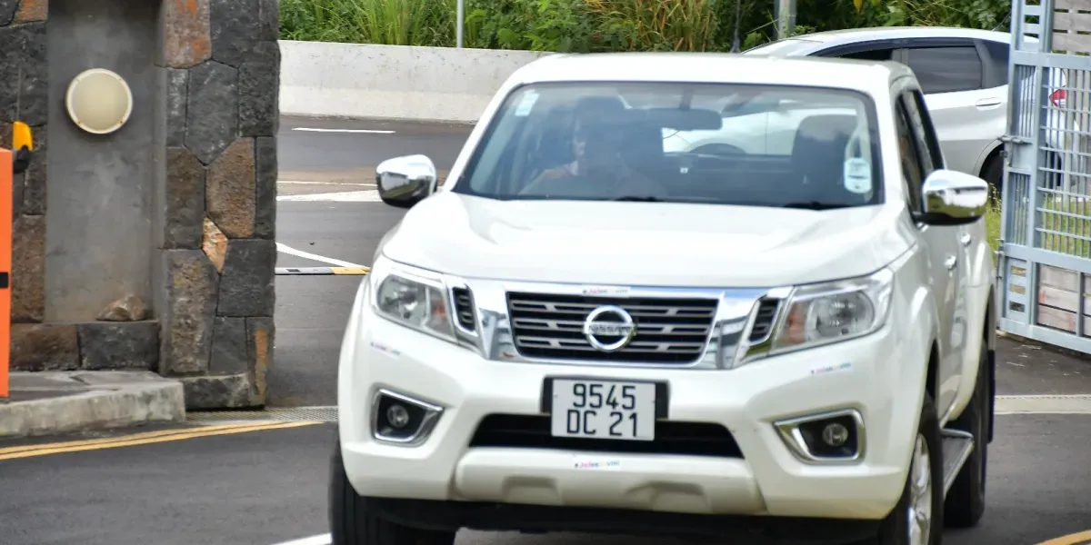 Blanchiment d’argent présumé sur fond de trafic de drogue  sacs d’argent et véhicules saisis