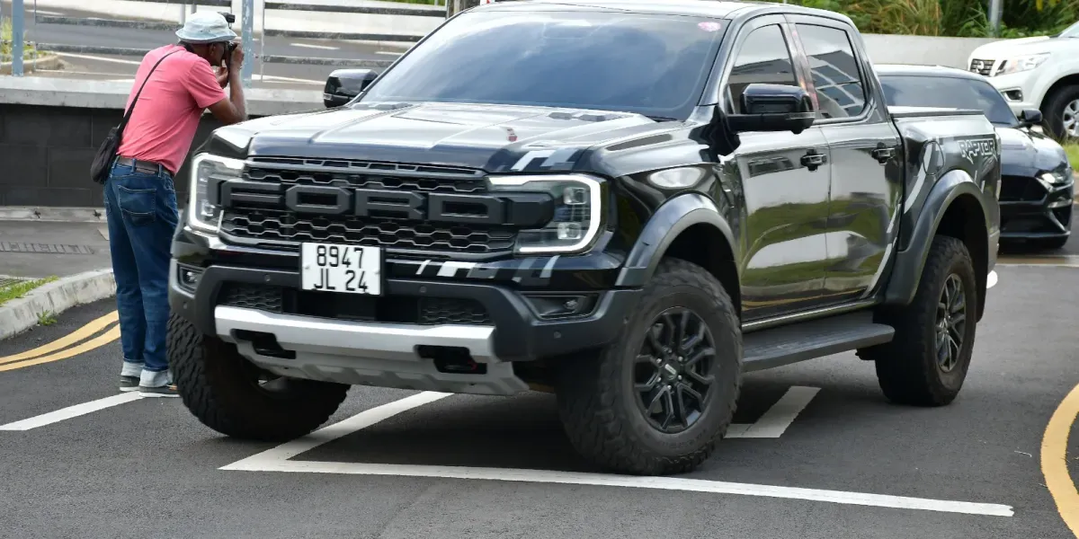 Blanchiment d’argent présumé sur fond de trafic de drogue  sacs d’argent et véhicules saisis